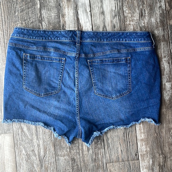 TORRID #FEEL THE FIT DENIM SHORTS, 22 - Picture 2 of 10